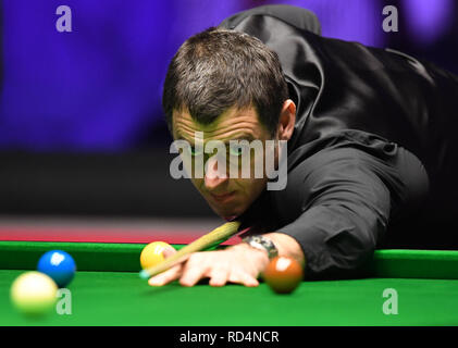 Alexandra Palace, London, Großbritannien. 17 Jan, 2019. Dafabet Masters Snooker, Viertelfinale; Ryan Tag gegen Ronnie O'Sullivan Ronnie O'Sullivan seinen Schuss im 9 Rahmen führende 5-3 Credit spielt: Aktion plus Sport/Alamy leben Nachrichten Stockfoto