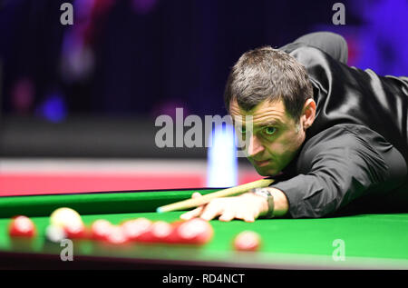 Alexandra Palace, London, Großbritannien. 17 Jan, 2019. Dafabet Masters Snooker, Viertelfinale; Ryan Tag gegen Ronnie O'Sullivan Ronnie O'Sullivan seinen Schuss im 9 Rahmen führende 5-3 Credit spielt: Aktion plus Sport/Alamy leben Nachrichten Stockfoto