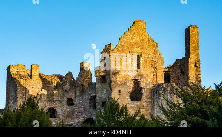 Dirleton Castle, East Lothian, Schottland, Vereinigtes Königreich, 17. Januar 2019. UK Wetter: ein klarer Himmel bei Sonnenuntergang an der mittelalterlichen Burgruine. Ein zunehmender Mond ist hell in den wolkenlosen Himmel Stockfoto