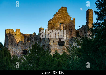 Dirleton Castle, East Lothian, Schottland, Vereinigtes Königreich, 17. Januar 2019. UK Wetter: ein klarer Himmel bei Sonnenuntergang an der mittelalterlichen Burgruine. Ein zunehmender Mond ist hell in den wolkenlosen Himmel Stockfoto