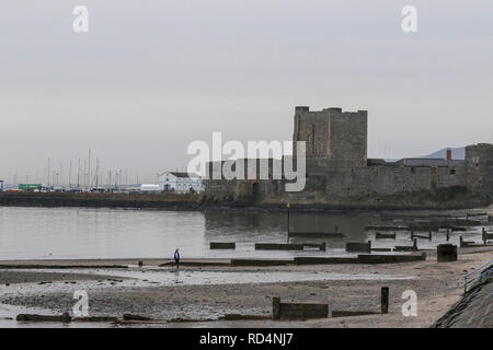 Carrickfergus, County Antrim, Nordirland. 17. Januar 2019. UK Wetter - graue Wolke über Carrickfergus an einem kalten, aber ruhigen Tag auf Belfast Lough. Quelle: David Hunter/Alamy Leben Nachrichten. Stockfoto