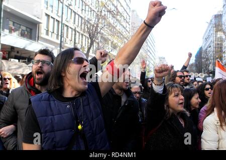 Athen, Griechenland. 17 Jan, 2019. Schule Lehrer protestieren außerhalb des griechischen Parlaments. Hunderte von Markanten griechische Lehrer, marschieren durch das Zentrum von Athen mit der vorgeschlagenen neuen Einstellung Kriterien für staatliche Schule Lehrer zu protestieren. (Bild: © aristidis VafeiadakisZUMA Draht) Stockfoto