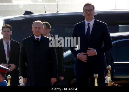 Belgrad, Serbien. 17. Januar 2019. Der Präsident der Russischen Föderation, Wladimir Putin zu Gast in Belgrad, Serbien. Präsident Putin mit Präsident Aleksandar Vucic während der offiziellen Intonation der Hymne von Russland und Serbien. Credit: Ognjen Stevanovic/Alamy leben Nachrichten Stockfoto