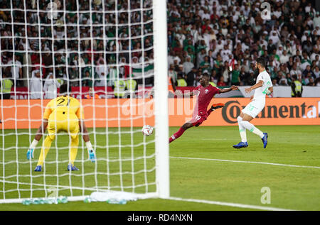 Januar 17, 2019: Almoez Ali von Katar schießen auf Ziel vor Mohammed Al-Fatil von Saudi-arabien in Saudi-arabien v Katar im Zayed Sports City Stadium in Abu Dhabi, Vereinigte Arabische Emirate, AFC Asian Cup, asiatische Fußball-Meisterschaft. Ulrik Pedersen/CSM. Stockfoto