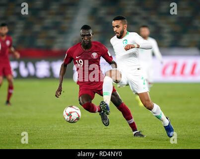 Januar 17, 2019: Mohammed Al-Breik von Saudi-arabien, die Kugel vor Almoez Ali von Katar während Saudi-arabien v Katar im Zayed Sports City Stadium in Abu Dhabi, Vereinigte Arabische Emirate, AFC Asian Cup, asiatische Fußball-Meisterschaft. Ulrik Pedersen/CSM. Stockfoto