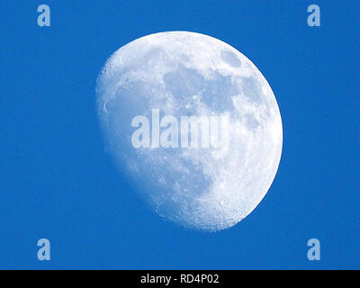 Sheerness, Kent, Großbritannien. 17. Januar, 2019. UK Wetter: Das waxing gibbous Mond in einer klaren, blauen Abendhimmel über Sheerness, Kent. Credit: James Bell/Alamy leben Nachrichten Stockfoto