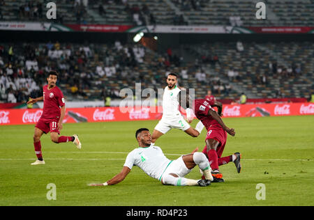 Januar 17, 2019: Ali Al-Bulaihi von Saudi-arabien fouling Almoez Ali von Katar mit einer Vertragsstrafe während Saudi-arabien v Katar verpflichten im Zayed Sports City Stadium in Abu Dhabi, Vereinigte Arabische Emirate, AFC Asian Cup, asiatische Fußball-Meisterschaft. Ulrik Pedersen/CSM. Stockfoto