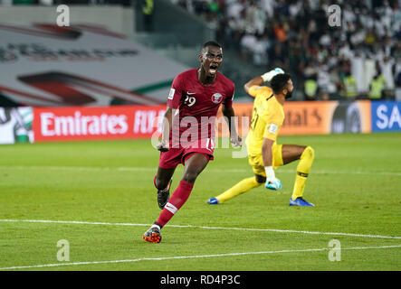 Januar 17, 2019: Almoez Ali von Katar feiern zählen zu 1-0 in der 45. Minute während Saudi-arabien v Katar im Zayed Sports City Stadium in Abu Dhabi, Vereinigte Arabische Emirate, AFC Asian Cup, asiatische Fußball-Meisterschaft. Ulrik Pedersen/CSM. Stockfoto