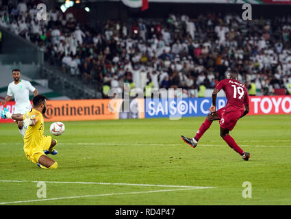 Januar 17, 2019: Almoez Ali von Katar Kerben zu 1-0 in der 45. Minute während Saudi-arabien v Katar im Zayed Sports City Stadium in Abu Dhabi, Vereinigte Arabische Emirate, AFC Asian Cup, asiatische Fußball-Meisterschaft. Ulrik Pedersen/CSM. Stockfoto