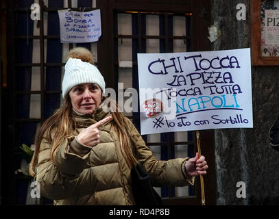 Flash Mob vor der Pizzeria von Gino Sorbillo im historischen Zentrum von Neapel, von einer Gruppe von pizzabäcker organisiert, ein Zeichen der Solidarität nach der Bombe seine Räumlichkeiten blast off. 17/01/2019, Neapel, Italien Stockfoto