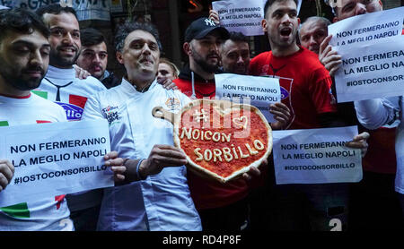 Flash Mob vor der Pizzeria von Gino Sorbillo im historischen Zentrum von Neapel, von einer Gruppe von pizzabäcker organisiert, ein Zeichen der Solidarität nach der Bombe seine Räumlichkeiten blast off. 17/01/2019, Neapel, Italien Stockfoto