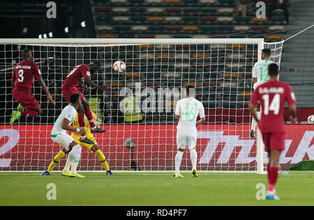 Januar 17, 2019: Almoez Ali von Katar Position die Kugel zum 2:0 in der 80. Minute während Saudi-arabien v Katar im Zayed Sports City Stadium in Abu Dhabi, Vereinigte Arabische Emirate, AFC Asian Cup, asiatische Fußball-Meisterschaft. Ulrik Pedersen/CSM. Stockfoto