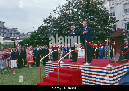 Bundespräsidenten Walter Scheel und Präsident Gerald Ford bei einem 206 in Washington DC, links Präsidentengattinnen Mildred Scheel und Betty Ford, USA, 1975 sterben. Bundespräsident Walter Scheel Treffen mit Präsident Gerald Ford, Washington DC, links Ihre wifes Mildred und Betty, USA 1975. Stockfoto