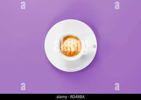 Tasse Kaffee mit Dekoration von oben gesehen Stockfoto
