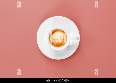 Tasse Kaffee mit Dekoration von oben gesehen Stockfoto