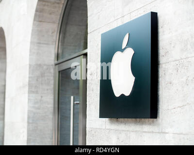 BERLIN, DEUTSCHLAND - Juli 2018: Das Apple Logo auf der Vorderseite eines Flaggschiff Apple Store in Berlin, Deutschland Stockfoto