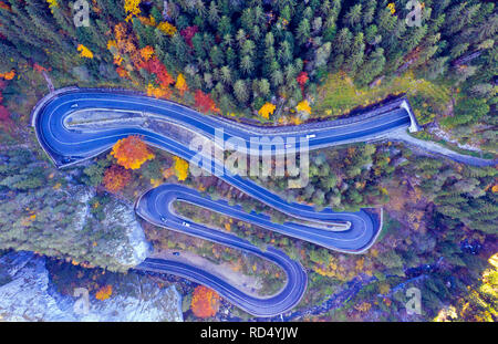 Über eine kurvenreiche Straße durch Wald in einem Canyon. Bicaz Klamm ist einen schmalen Durchgang zwischen zwei historischen rumänischen Region. Stockfoto