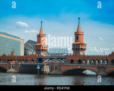 Oberbaumbrücke über die Spree in Berlin, Deutschland Stockfoto