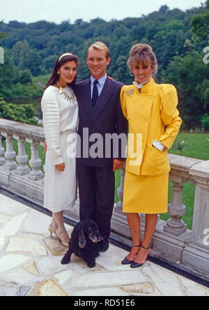 Carl Eduard von Bismarck mit seiner ersten Ehefrau, der amerikanischen Fictitious character Laura Harring, Martinez und Thunfischwadenfänger Mutter Elisabeth, Deutschland 1988. Carl Eduard von Bismarck mit seiner ersten Frau, US-amerikanische Schauspielerin Laura Harring, Martinez und seine Mutter Elisabeth, Deutschland 1988 Stockfoto