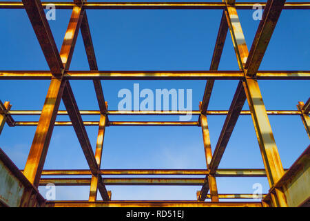 Rost Walzstahl zwischenrippe Skelett eines Gebäudes vor blauem Himmel beschrieben Stockfoto