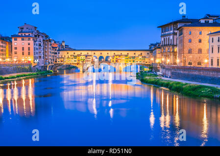 Florenz, Toskana, Ponte Vecchio eine mittelalterliche Steinbogenbrücke über den Fluss Arno, Italien Stockfoto