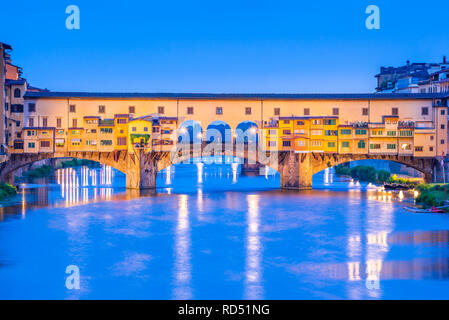 Toskana - Florenz, Ponte Vecchio und Palazzo Vecchio in der Nacht, Architektur der Renaissance in Italien. Stockfoto