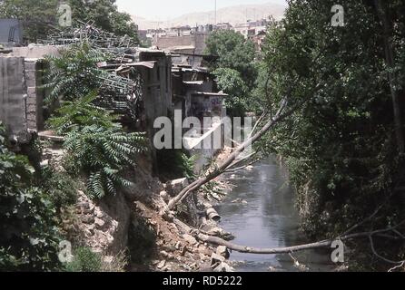 Blick auf die Häuser entlang der Barada Fluss in der Altstadt von Damaskus, Syrien, Juni, 1994 gebaut. () Stockfoto