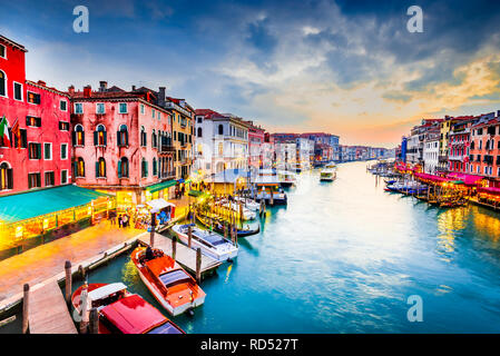 Venite, Italien - Nacht Bild mit Canal grande, von der ältesten Brücke Rialto, Venezia. Stockfoto