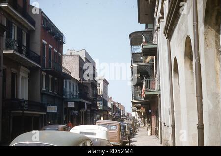 Blick Richtung Nordwesten von St. Peter Street, im französischen Viertel von New Orleans, Juni, 1953. Unten links ist ein Zeichen für die gumbo Shop, 630 St. Peter Street. () Stockfoto