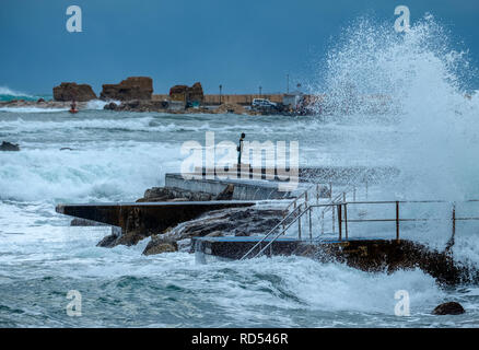 Die kleinen Fischer - eine Bronze von einem Jungen und einem großen Fisch von Paphos Künstler, yiota Ioannidou ist durch große Wellen im Hafen von Paphos, Zypern zerschlagen. Stockfoto