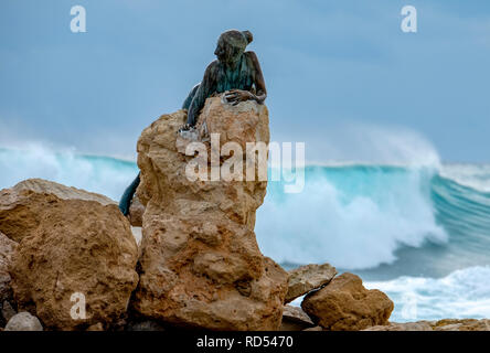 "Sol Alter" durch Yiota Ioannidou, die Skulptur sitzt neben der Paphos Coastal Path in der Nähe von Fort Paphos, Paphos, Zypern. Stockfoto