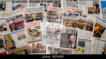 Britische Zeitung Titelseiten berichtet, dass Premierminister Theresa's kann Brexit Deal im Parlament abgelehnt worden ist. Stockfoto