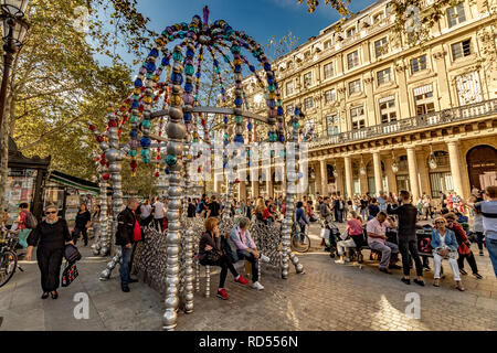 Die bunten Cuploa oder Torbogen aus Glas Perlen am Eingang des Palais Royal - Musée du Louvre Metro-Station Place colette, Paris Stockfoto