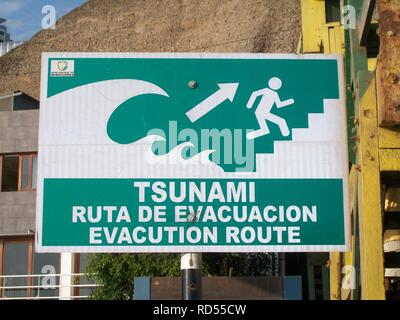 Tsunami evacuation route Schild mit einem Schreibfehler in Lima, Peru Stockfoto