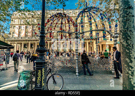Die bunten Cuploa oder Torbogen aus Glas Perlen am Eingang des Palais Royal - Musée du Louvre Metro-Station Place colette, Paris Stockfoto