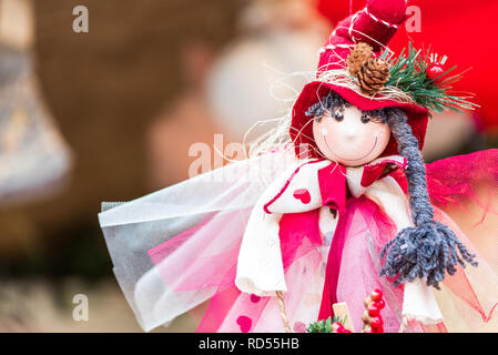 Sibiu, Rumänien. Winter handgefertigte Dekorationen auf dem Weihnachtsmarkt, Siebenbürgen Wahrzeichen. Stockfoto