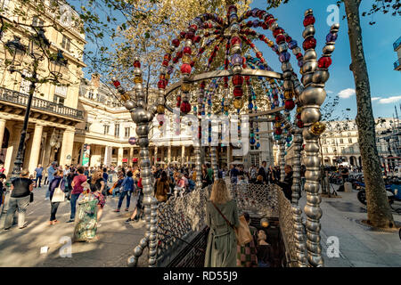 Die bunten Cuploa oder Torbogen aus Glas Perlen am Eingang des Palais Royal - Musée du Louvre Metro-Station Place colette, Paris Stockfoto