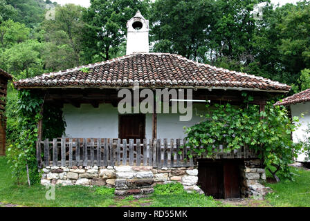 Traditionelle Landschaft Einfamilienhauses aus Osteuropa Serbien. Stockfoto