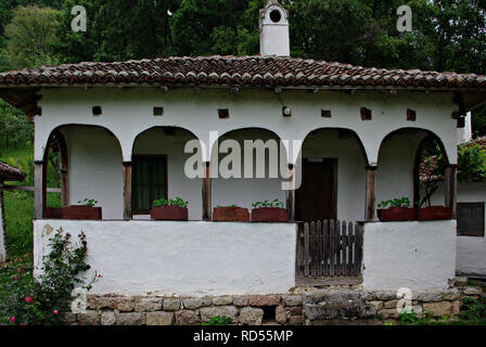 Traditionelle Landschaft Einfamilienhauses aus Osteuropa Serbien. Stockfoto