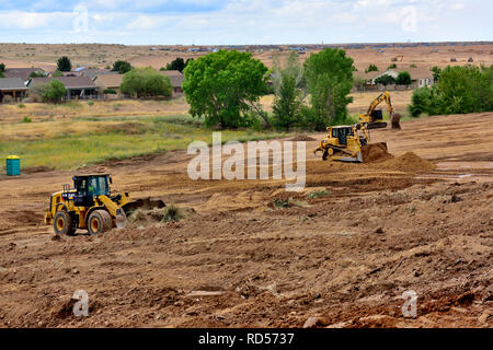 Schwere Erdbewegungsmaschinen Clearing und Nivellierung Land für Zukunft home Gebäude, Arizona, USA Stockfoto