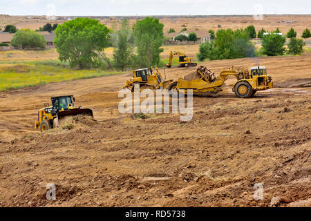 Schwere Erdbewegungsmaschinen Clearing und Nivellierung Land für Zukunft home Gebäude, Arizona, USA Stockfoto