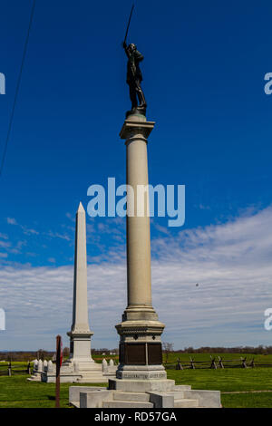 Sharpsburg, MD, Vereinigte Staaten - 10 April, 2016: Das Indiana State Monument und dem New Jersey Denkmal am Kornfeld Avenue im Antietam Battlefield. Stockfoto