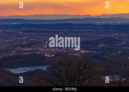 Herbst Sonnenuntergang Blick in Richtung Turin von Andrate . in Piemont, Region Piemont in Italien Stockfoto