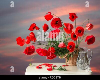 Stillleben mit Strauß roter Mohn Stockfoto