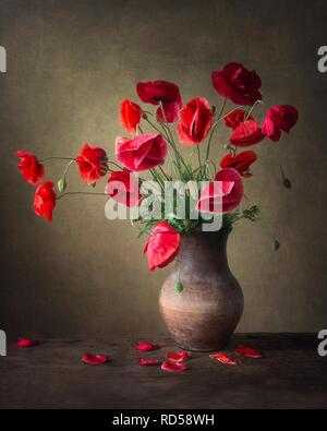 Stillleben mit Strauß roter Mohn Stockfoto