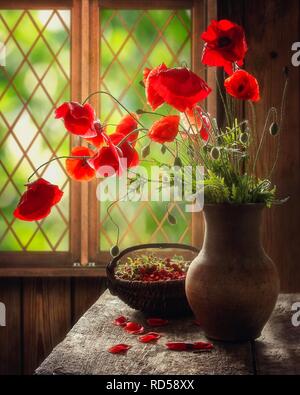 Stillleben mit Strauß roter Mohn Stockfoto