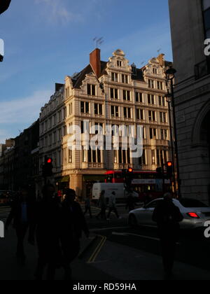 Blick nach Norden über die Piccadilly von Arlington Street in St James's, London. Stockfoto