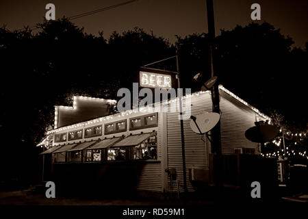 Kleine Stadt Bar mit Terrasse in der Nacht leuchten, Albert, Texas, USA Stockfoto