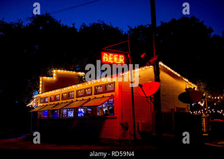 Kleine Stadt Bar mit Terrasse in der Nacht leuchten, Albert, Texas, USA Stockfoto