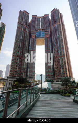 Blick auf den Civic Square und den Bogen, West Kowloon, Hong Kong, China. Stockfoto